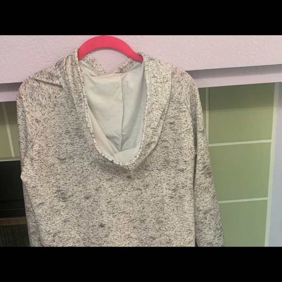 CUTE TOP WITH HOOD. (NEW) - Picture 9 of 9